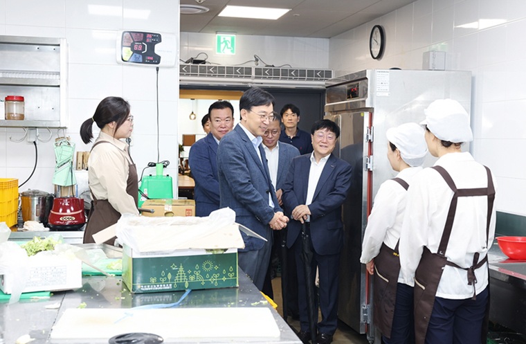 ▲ 박상규 총장과 주요 보직자들이 20일 학내 협력업체 등 캠퍼스 구성원들을 만나 격려하고 있다.ⓒ중앙대