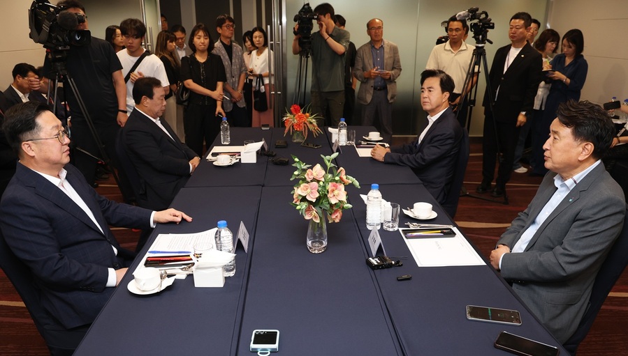 ▲ 이장우 대전시장, 최민호 세종시장, 김태흠 충남도지사, 김영환 충북도지사는 19일 세종시 베스트웨스턴플러스 호텔서 조찬 간담회를 하고 이재명 대통령 공약인 해양수산부 부산 이전안, 그리고 한국항공우주연구원 사천 이전을 강력히 반대하며 공동대응에 나서기로 했다. ⓒ세종시