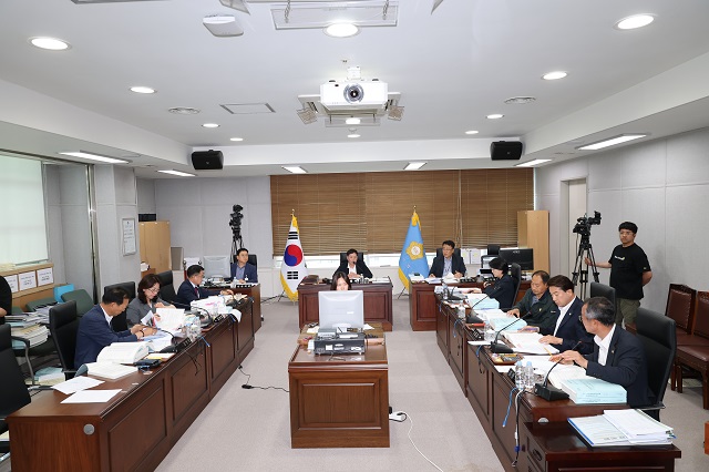 ▲ 자치행정위원회가 행정사무감사를 진행하고 있다.ⓒ포항시의회