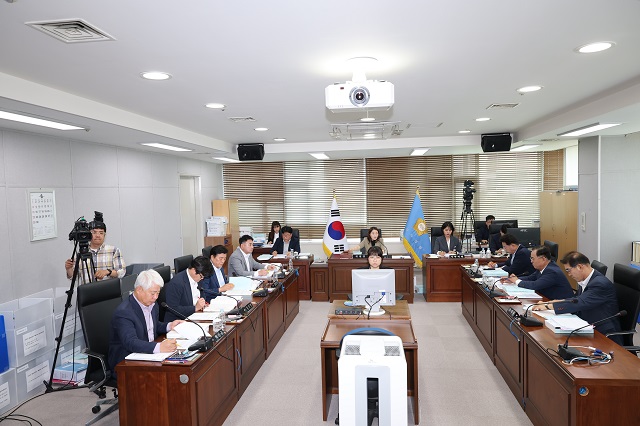 ▲ 경제산업위원회가 행정사무감사를 진행하고 있다.ⓒ포항시의회