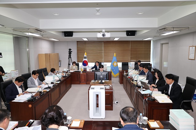 ▲ 복지환경위원회가 행정사무감사를 진행하고 있다.ⓒ포항시의회
