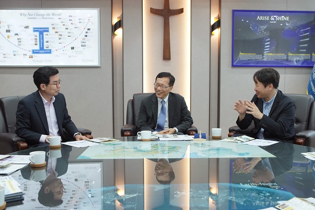 ▲ 최도성 한동대학교 총장(가운데)이 김광열 영덕군수(좌), 김재효 산학협력단장(우)과 지역혁신 협력방안을 논의하고 있다.ⓒ한동대