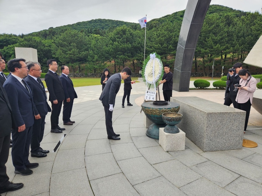 ▲ 김용태 국민의힘 비상대책위원장과 김승욱 국민의힘 제주특별자치도당 위원장을 비롯한 국민의힘 제주도당 주요 관계자들이 21일 ‘제주4·3평화공원’을 참배하며 ‘제주4·3’ 영령들에 대한 헌향을 올리고 있다. ⓒ노재균 기자
