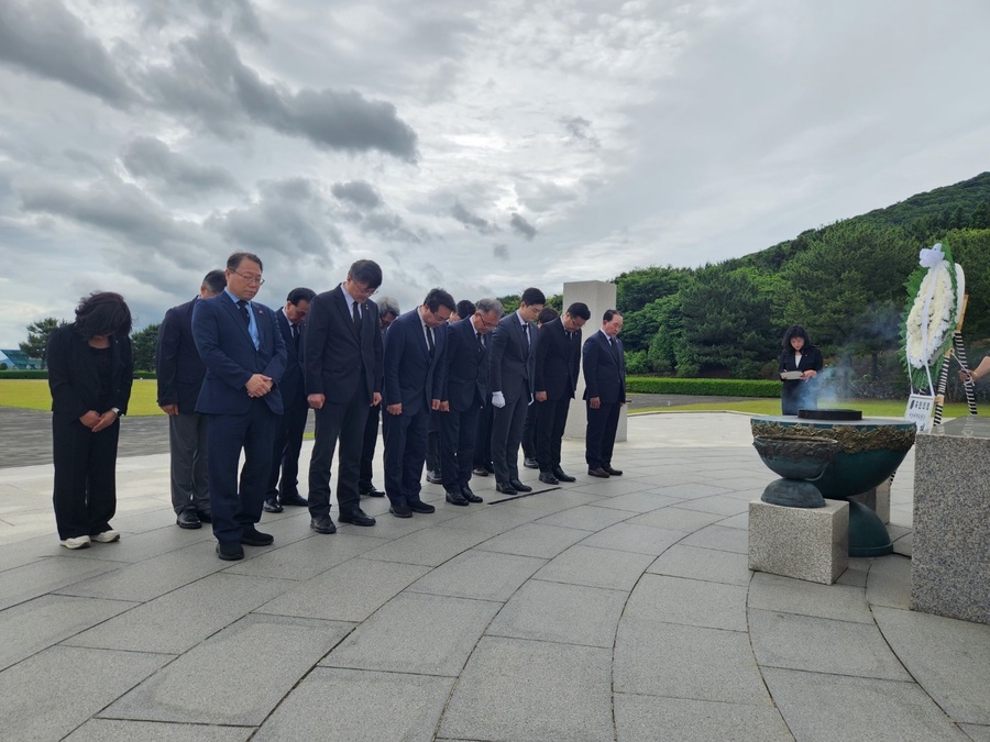 ▲ 김용태 국민의힘 비상대책위원장과 김승욱 국민의힘 제주특별자치도당 위원장을 비롯한 국민의힘 제주도당 주요 관계자들이 21일 ‘제주4·3평화공원’을 참배하며 ‘제주4·3’ 영령들에 대해 묵념하며 추념하고 있다. ⓒ노재균 기자