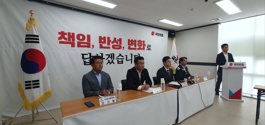 ▲ 21일 국민의힘 제주특별자치도당 브리핑실에서 열린 기자 간담회에서 김용태 국민의힘 비상대책위원장이 지난 제21대 대통령 선거에서 국민의힘과 김문수 후보가 제주특별자치도에 약속한 공약의 이행을 약속하고 있다. ⓒ노재균 기자
