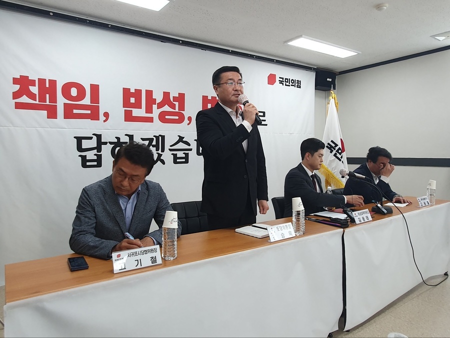 ▲ 21일 국민의힘 제주특별자치도당 브리핑실에서 열린 기자 간담회에서 김승욱  국민의힘 제주특별자치도당 위원장이 ‘제주형 기초자치단체’ 등 지역 현안에 대한 의견을 개진하고 있다. ⓒ노재균 기자