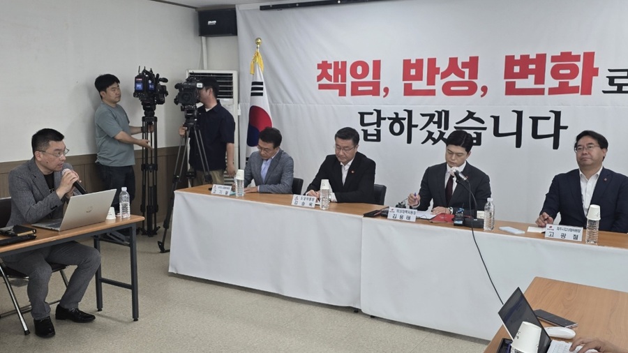 ▲ 21일 국민의힘 제주특별자치도당 브리핑실에서 열린 기자 간담회에서 김용태 국민의힘 비상대책위원장에게 기자가 질의를 하고 있다. ⓒ양대영 뉴스라인제주 발행인 제공