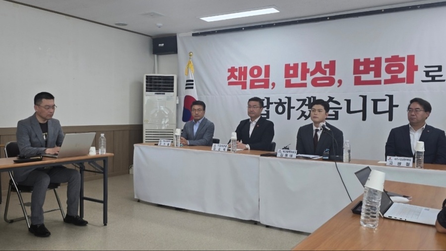 ▲ 21일 국민의힘 제주특별자치도당 브리핑실에서 열린 기자 간담회에서 김용태 국민의힘 비상대책위원장이 향후 대한민국이 지향점과 국민의힘이 견지해야 할 정체성에 관해 논하고 있다. ⓒ양대영 뉴스라인제주 발행인 제공