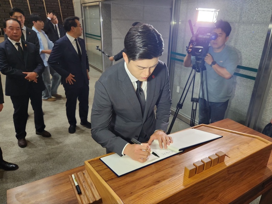 ▲ 김용태 국민의힘 비상대책위원장과 김승욱 국민의힘 제주특별자치도당 위원장을 비롯한 국민의힘 제주도당 주요 관계자들이 21일 ‘제주4·3평화공원’을 참배하며 방명록을 작성하고 있다. ⓒ노재균 기자