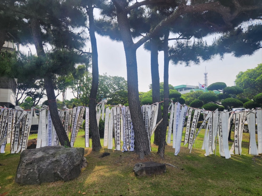 ▲ 지난달 22일 숨진 고 현승준 교사를 추모하는 조화의 문구가 고 현 교사를 추모하는 분향소가 마련된 제주특별자치도교육청 뒷마당에 휘날리고 있다. ⓒ노재균 기자
