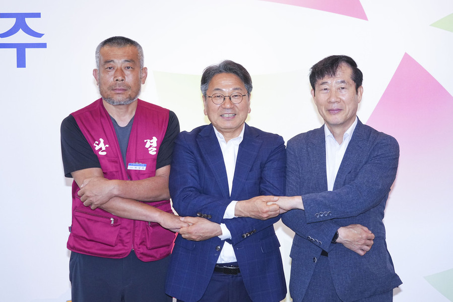 ▲ 광주 시내버스 노사는 20일 오전 시청 접견실에서 강기정 광주광역시장 중재로 임금 및 단체 협상에 합의했다.(왼쪽부터 박상복 광주지역버스노동조합위원장, 강기정 광주광역시장, 임동춘 광주버스운송사업조합 이사장) 
ⓒ광주광역시 제공