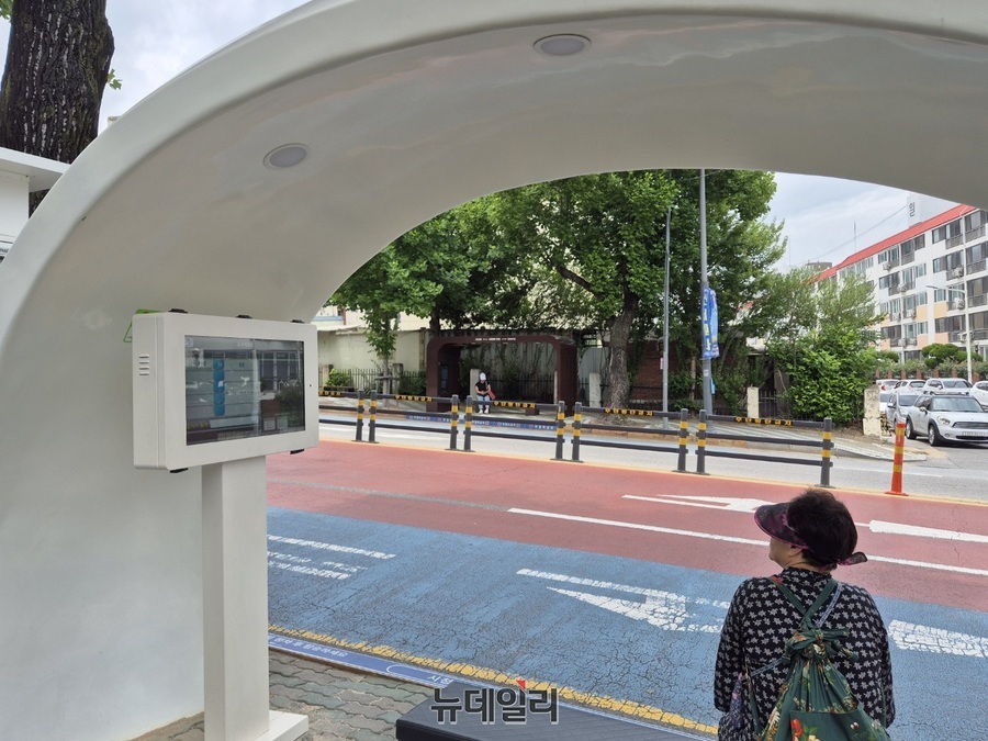 ▲ 버스 정류장을 계란 형태로 꾸민 모습. 건너편 정류장은 레드존과 어울리는 짙은 갈색으로 구성해 보는 재미를 더했다.ⓒ조현우 기자