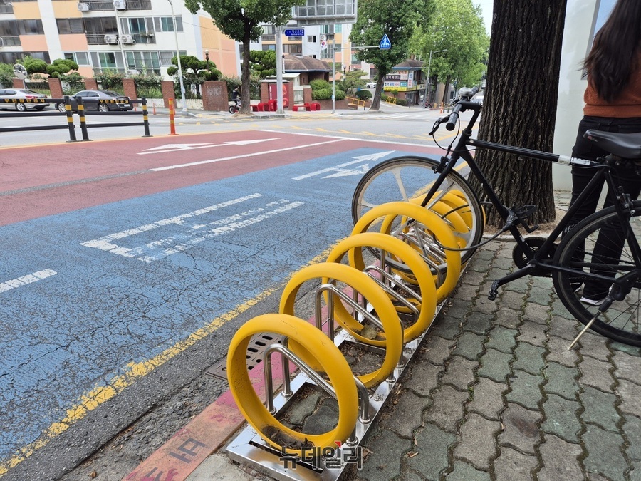 ▲ 공공시설인 자전거 거치대를 계란 노른자로 표현했다.ⓒ조현우 기자