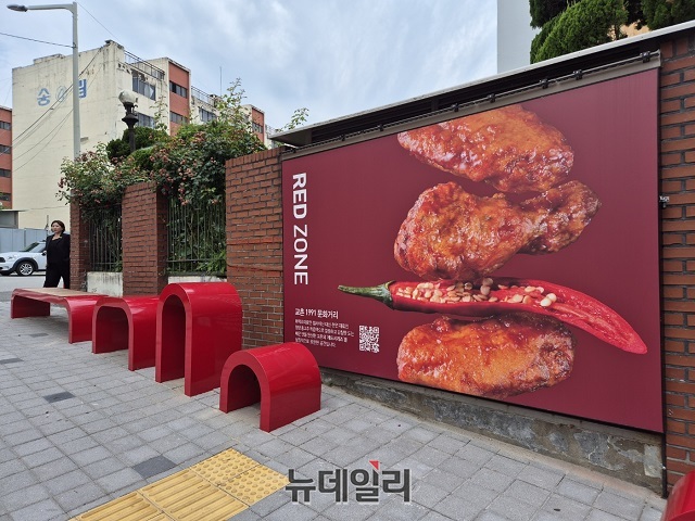 ▲ 곳곳에 배치한 설치물. 단순히 조형물이 아니라 의자를 배치함으로써 주민들이 쉴 수 있는 공간을 만들고자 했다.ⓒ조현우 기자