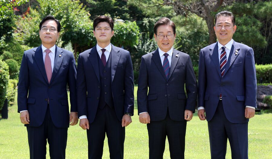 ▲ 이재명 대통령이 22일 한남동 관저에서 여야 지도부와 오찬에 앞서 기념촬영하고 있다. ⓒ뉴시스