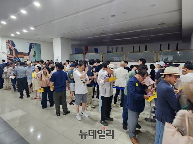 ▲ 조합원들이 투표를 위해 줄을 서있다=나광국 기자