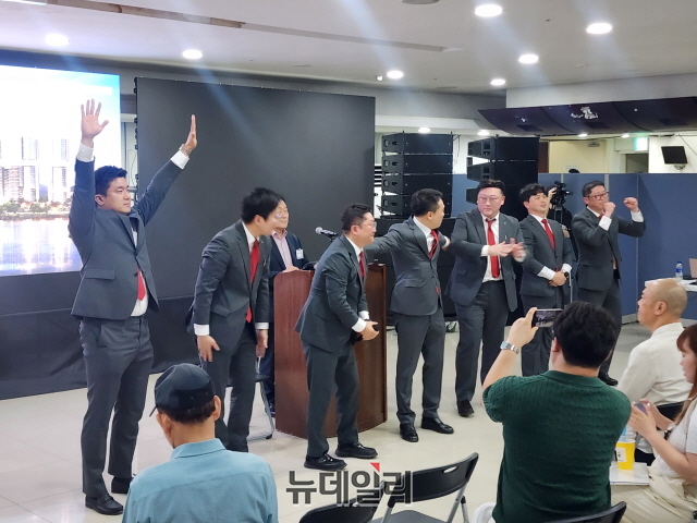 ▲ 투표가 끝난 뒤 환호하는 HDC현상 관계자들=나광국 기자