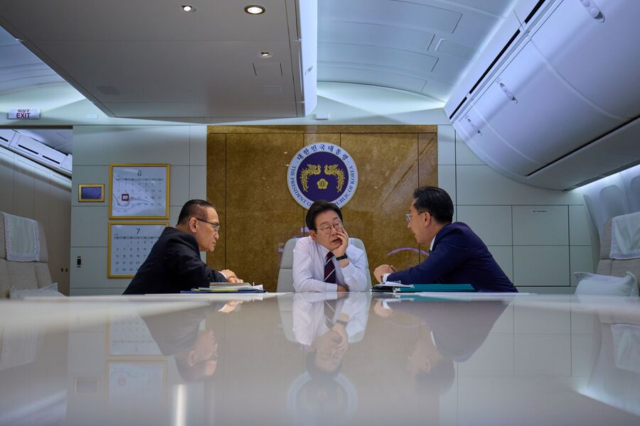 ▲ 주요 7개국(G7) 정상회의에 참석하는 이재명 대통령이 지난 16일 공군 1호기에서 캐나다로 향하며 위성락 국가안보실장, 김태진 의전장과 회의를 하고 있다. ⓒ뉴시스