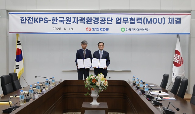 ▲ 조성돈 이사장(왼쪽)과 김홍연 한전KPS 사장(오른쪽)이 업무협력식에서 기념촬영을 하고 있다.ⓒ원자력환경공단