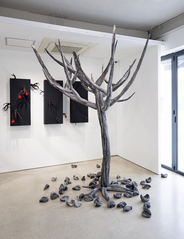 ▲ black tree, 거즈천 먹 염색, 바느질, 솜, 2024.ⓒ경북관광공사