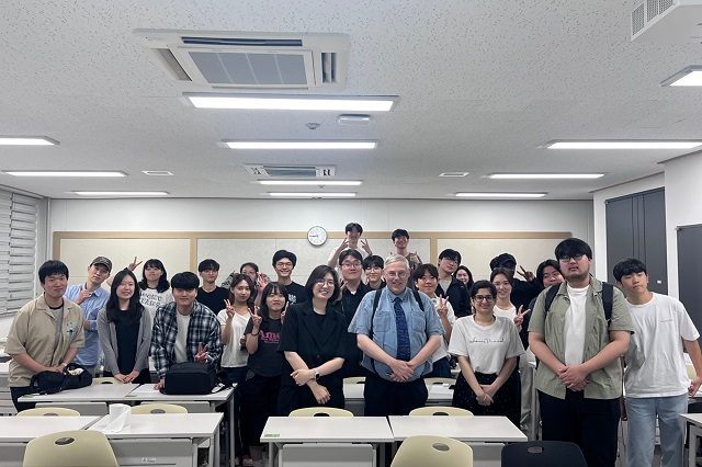 ▲ 한동대와 미네르바 프로젝트 협력 교과목 ‘시스템과 사회’ 담당 교수진과 수강생들이 기념촬영 하고 있다.ⓒ한동대