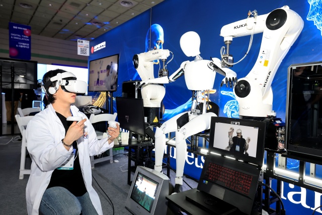 ▲ MARS 2025 현장에서의 AI로봇 체험ⓒ화성시 제공