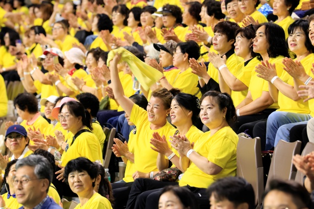 ▲ 제19회 화성시 여성 화합한마당 행사에서 열띤 응원을 하는 여성단체 회원들ⓒ화성시여성단체협의회 제공