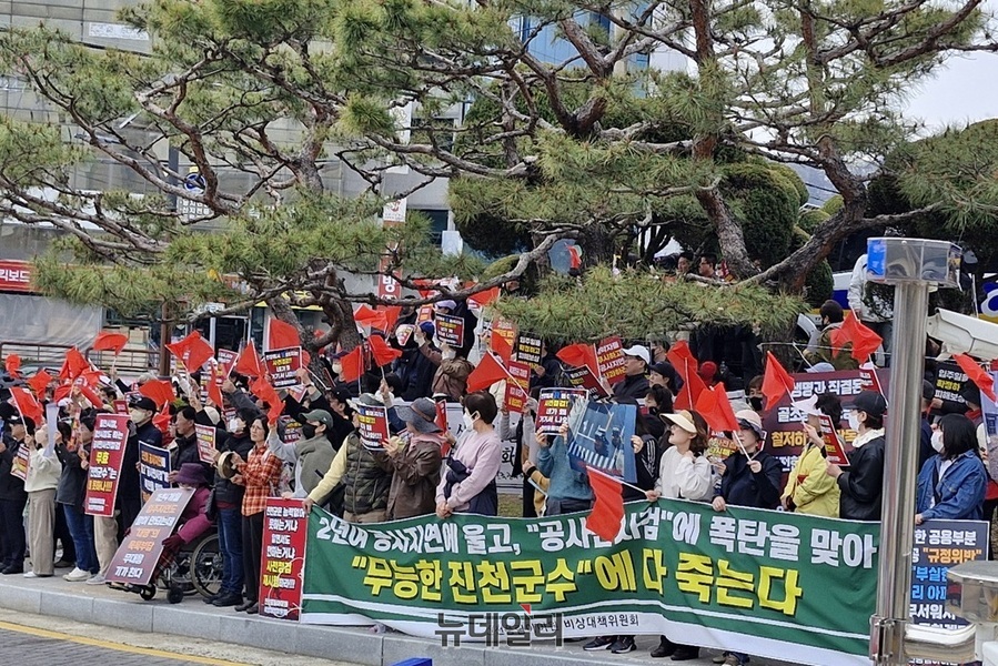 ▲ 충북 진천군 신축 아파트 ‘풍림아이원 트리니움’ 입주를 둘러싸고 갈등이 격화하고 있다. 입주예정자협의회는 시행사 ㈜대명수안의 일방적인 입주 절차 강행에 강하게 반발하고 있다. 협의회는 1년 8개월 이상 입주 지연에 대한 추가 보상을 요구하고 있지만, 시행사는 커뮤니티 시설 제공으로 보상을 대신하겠다고 제안했으나, 입주민들은 이를 거부했다. 사진은 입주예정자들의 집회 장면.ⓒ양승갑 기자