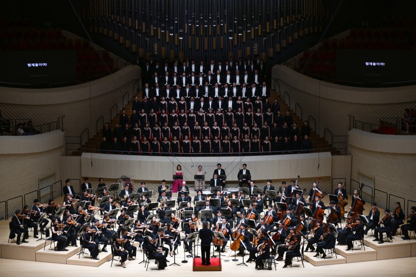 ▲ 지난 20일 부산콘서트홀에서 열린 개관 공연 '하나를 위한 노래'.ⓒ부산콘서트홀