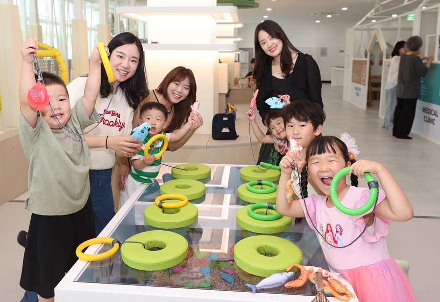 ▲ 진천군 어린이 지원 시설 ‘꿈자람터’에서 어린이들이 프로그램에 참여해 활동하고 있다.ⓒ진천군