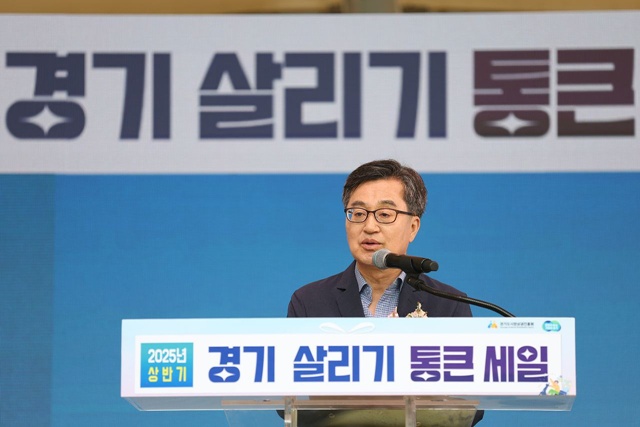 ▲ 김동연 경기도지사가 지난 21일 오산시 오색시장에서 열린 '2025 경기 살리기 통큰세일' 개막식에서 인사말을 하고 있다. ⓒ경기도 제공