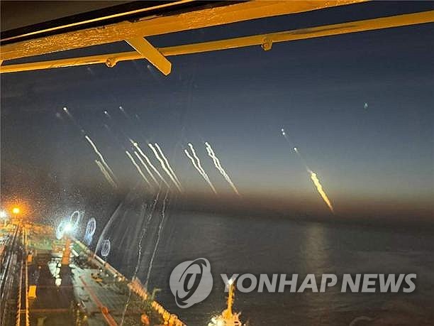 ▲ 호르무즈 해협을 항해중인 한국 선박 선원이 직접 촬영한 미사일 발사 장면. ⓒ연합뉴스