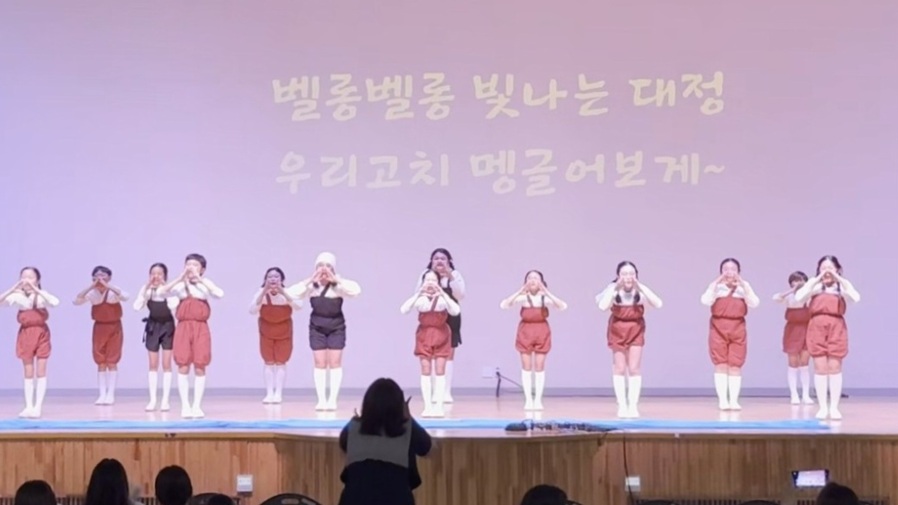 ▲ 지난 19일 서귀포학생문화원 대강당에서 열린 ‘2025학년도 제주어말하기 대회’에 참가한 학생들이 경연에 임하고 있다. ⓒ제주특별자치도교육청 제공