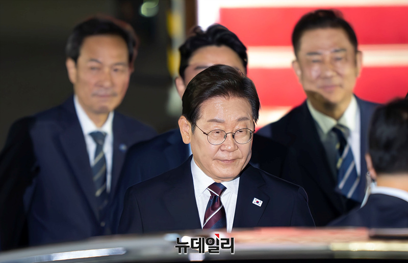 ▲ 주요 7개국(G7) 정상회의 참석을 마친 이재명 대통령이 19일 오전 경기 성남시 서울공항에서 차량에 탑승하고 있다. (경기 성남=서성진 기자)
