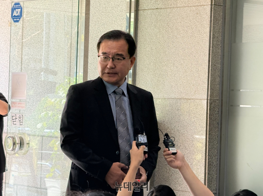 ▲ 채 상병 특검팀을 맡은 이명현 특별검사가 23일 오전 서울 서초구 사무실 출근길에서 