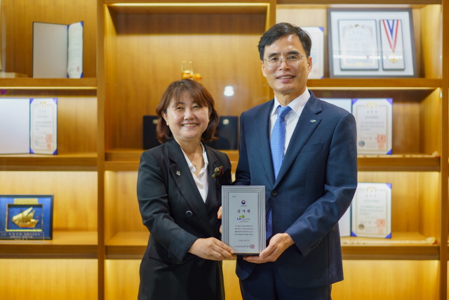 ▲ 김재경 한국토지주택공사(LH) 경영관리본부장(오른쪽)과 김지현 경남서부보훈지청장이 기념촬영을 하고 있다. ⓒLH