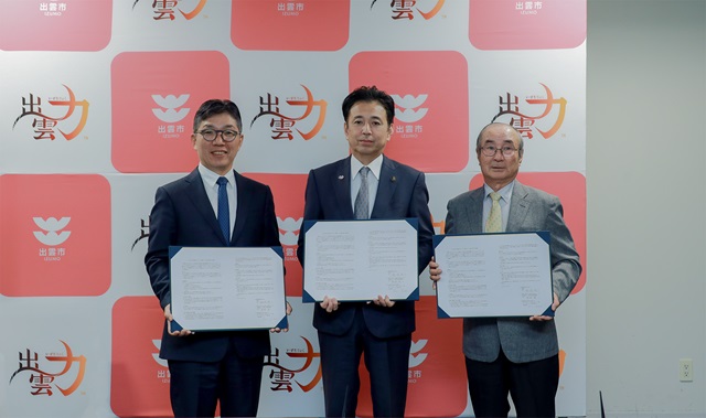 ▲ 왼쪽부터 김유원 네이버클라우드 대표, 이이즈카 토시유키 이즈모시장, 와타나베 에이지 사회복지법인 이즈모시 사회복지협의회 회장.ⓒ네이버클라우드