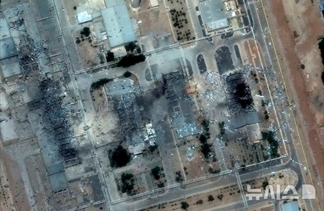 ▲ 막사 테크놀로지가 제공한 위성사진에 미국 공습 이후 이란 핵시설 이스파한이 파손된 모습. AP/뉴시스. ⓒ뉴시스