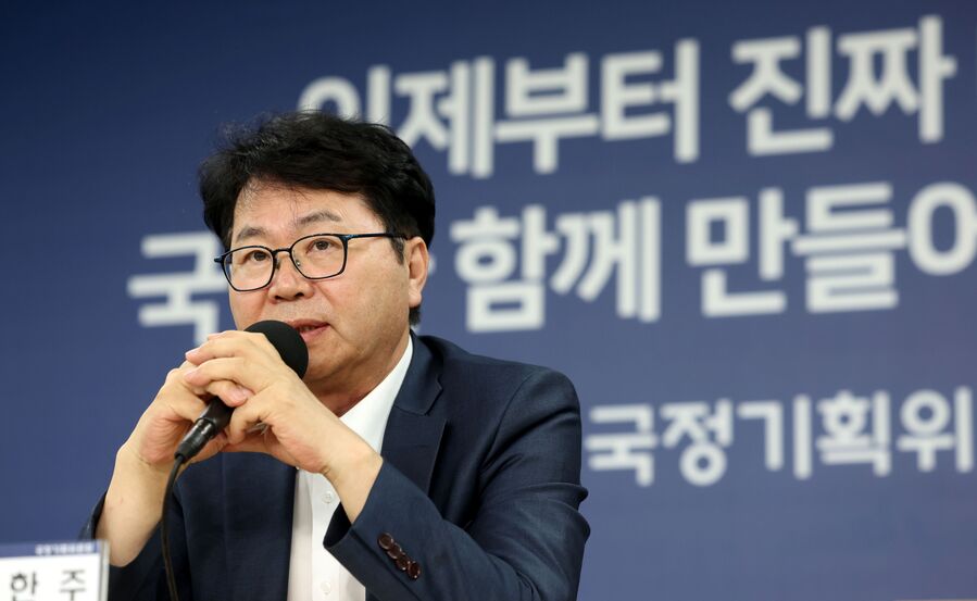▲ 이한주 국정기획위원회 위원장이 22일 오후 서울 종로구 정부서울청사 창성동 별관 브리핑실에서 기자간담회를 하고 있다. ⓒ뉴시스