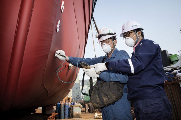 ▲ 한국해양교통안전공단(KOMSA) 선박검사원이 선체 검사를 하는 모습. ⓒ한국해양교통안전공단