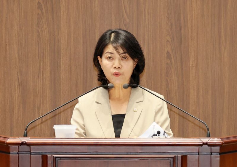 ▲ 이현숙 충남도의원이 도의회에서 부적절한 직원 채용과 관련한 도정질문을 하고 있다.ⓒ충남도의회