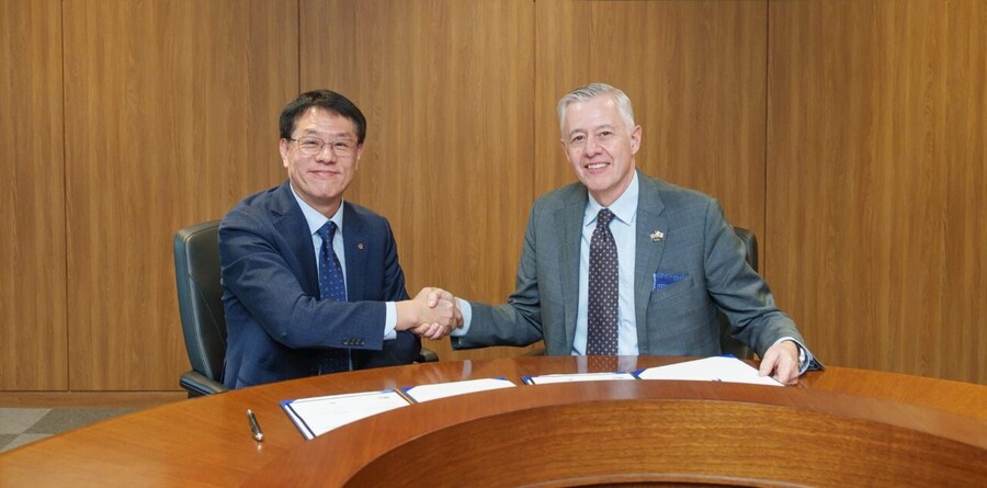 ▲ 왼쪽부터 박성균 한화시스템 DE사업단장, 켄 토도로프 노스롭그루먼 부사장. ⓒ한화시스템