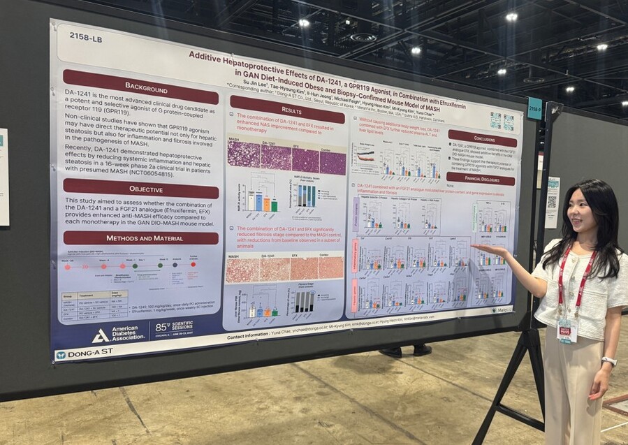 ▲ ADA 2025에서 동아에스티 연구원이 DA-1241과 Efruxifermin 병용요법 연구 결과 포스터 발표를 하고 있다. ⓒ동아에스티