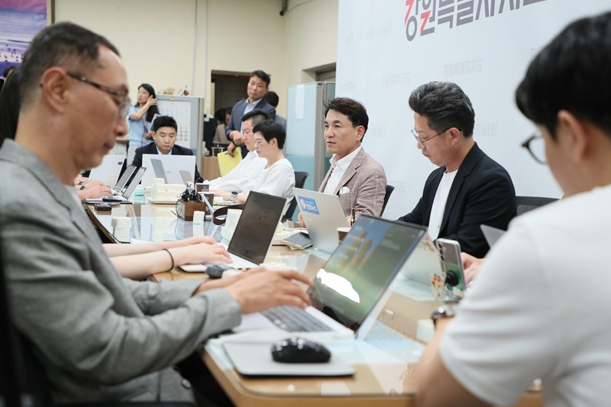 ▲ 김진태 강원도지사가 23일 오전 도청에서 가진 기자 간담회에서 