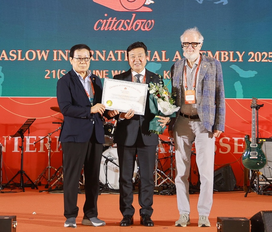 ▲ 최재구 예산군수가 국제슬로시티연맹 시장총회에서 ‘2024 한국슬로시티 챔피언(Champion of Cittaslow Korea 2024)’을 수상했다.ⓒ예산군