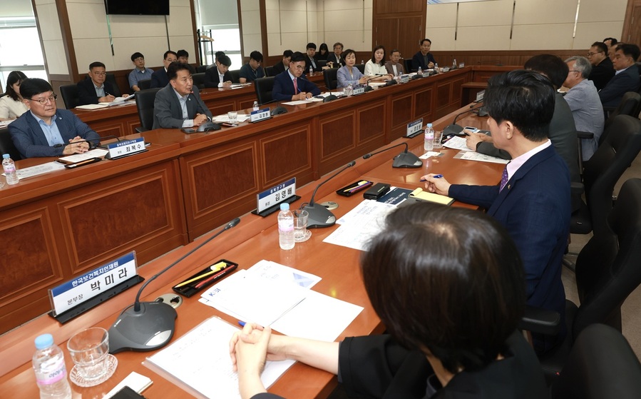 ▲ 충북도가 23일 오송·오창지역 바이오 기관·단체와 기업 대표 40여 명이 참석한 가운데 ‘제112회 오송 CEO포럼’을 한국기초과학지원연구원(KBSI) 오창 바이오·환경연구소에서 개최하고 있다.ⓒ충북도