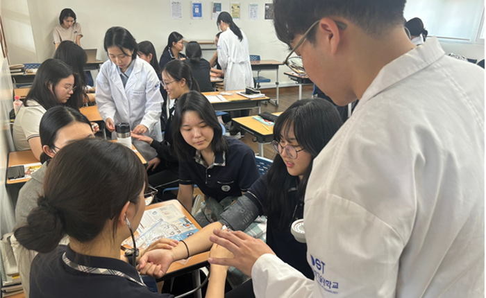▲ 간호학과는 지난 18일 대전복수고 3학년 54명을 대상으로 ‘지역대학 연계 진로 체험 프로그램’을 운영했다.ⓒ대전과학기술대