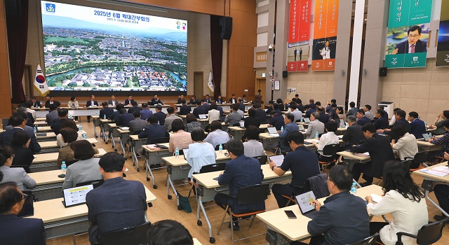 ▲ 23일 경주시청 알천홀에서 열린 확대간부회의에서 주낙영 경주시장과 간부 공무원들이 시정 현안을 논의하고 있다.ⓒ경주시