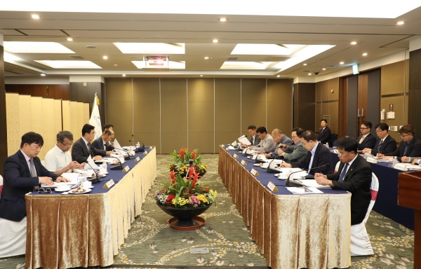 ▲ 강원랜드가 23일 강원랜드 그랜드호텔과 서울사무소 간 화상회의를 통해 제222차 이사회를 개최했다. ⓒ강원랜드