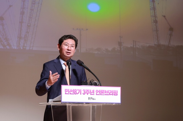 ▲ 이상일 용인시장이 23일 오전 용인시청 에이스홀에서 열린 '민선8기 3주년 언론브리핑'에서 향후 시정방향을 설명하고 있다. ⓒ용인시 제공